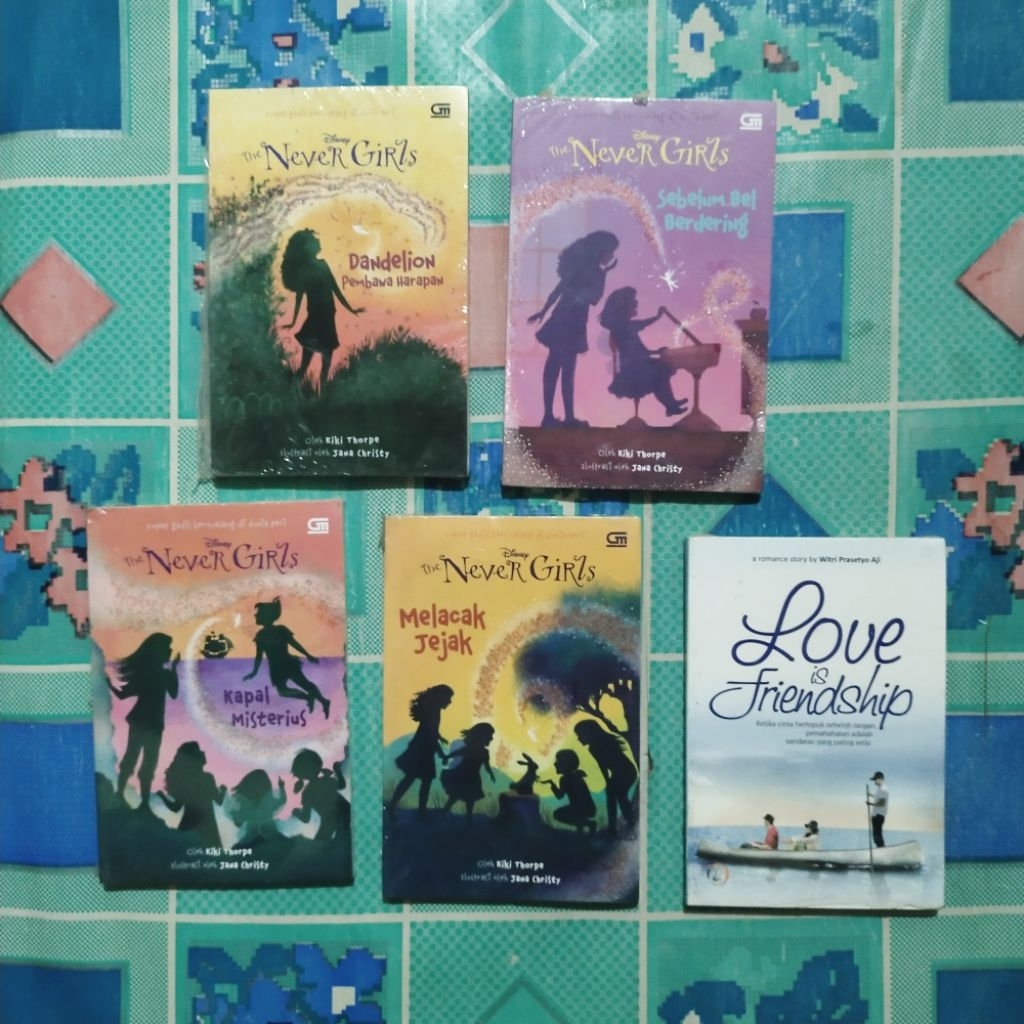 Buku Novel Anak Disney The NEVER GIRLS; DANDELION  Pembawa Harapan, Sebelum Bel Berdering, MELACAK J