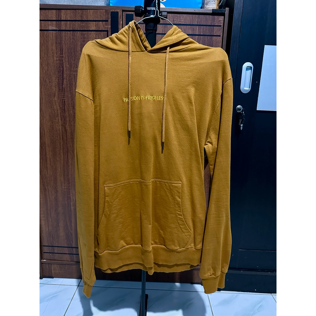 Preloved Hoodie by TIRAJEANS