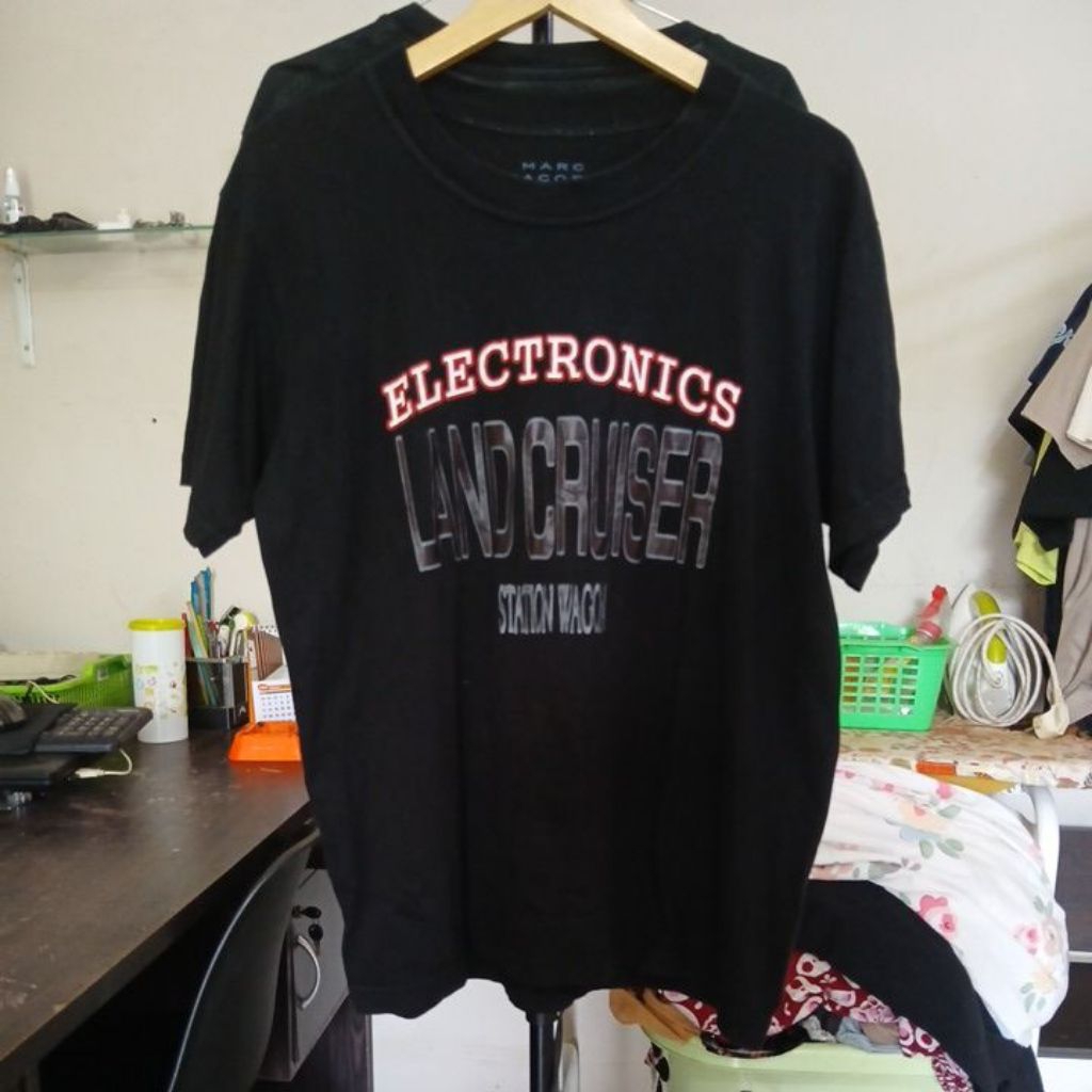 Kaos katun warna hitam pekat kerah kencang MARC JACOB second built up tanpa jahitan samping size L  