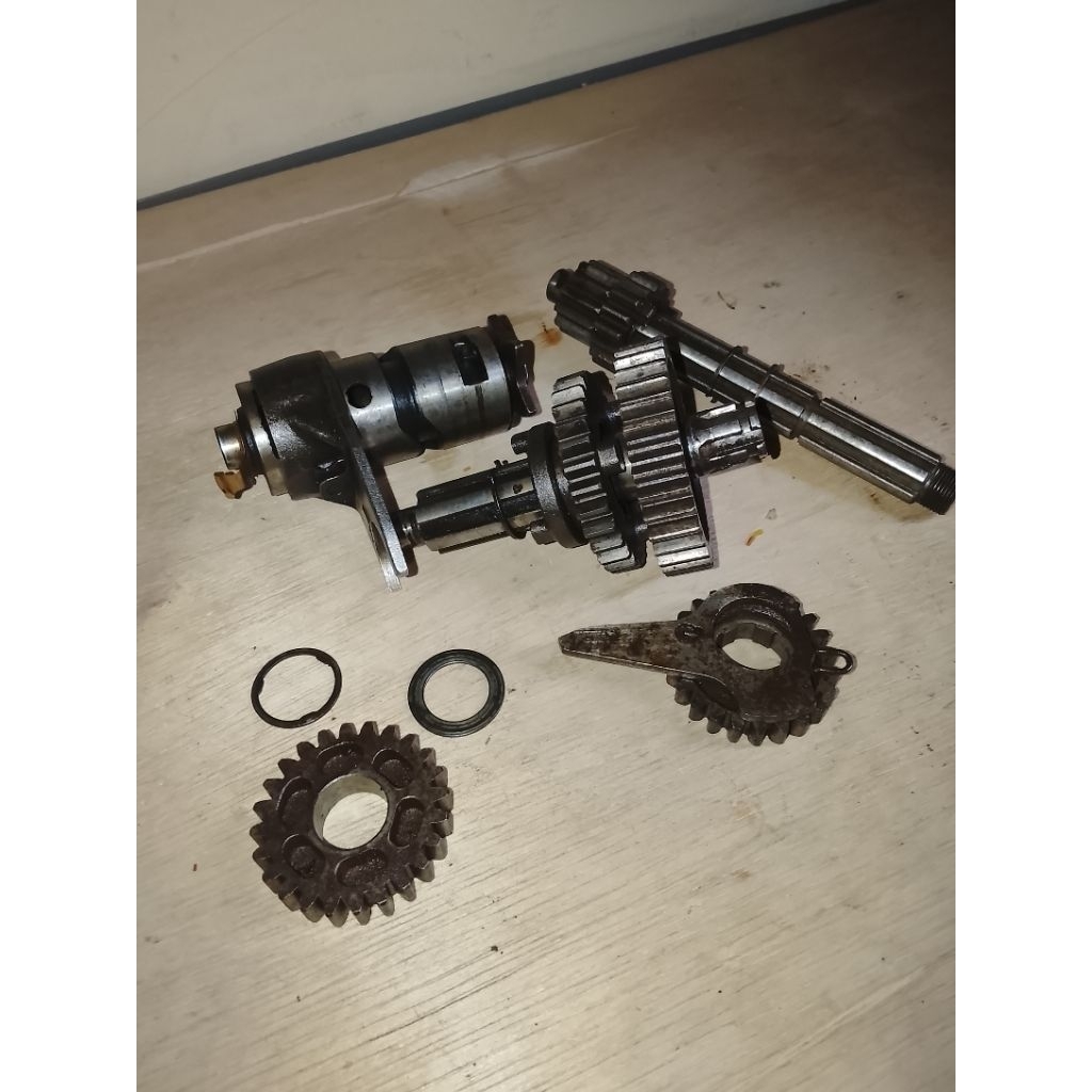 gigi rasio set Copotan Untuk Motor Supra x full kondisi masih bagus dan berfungsi