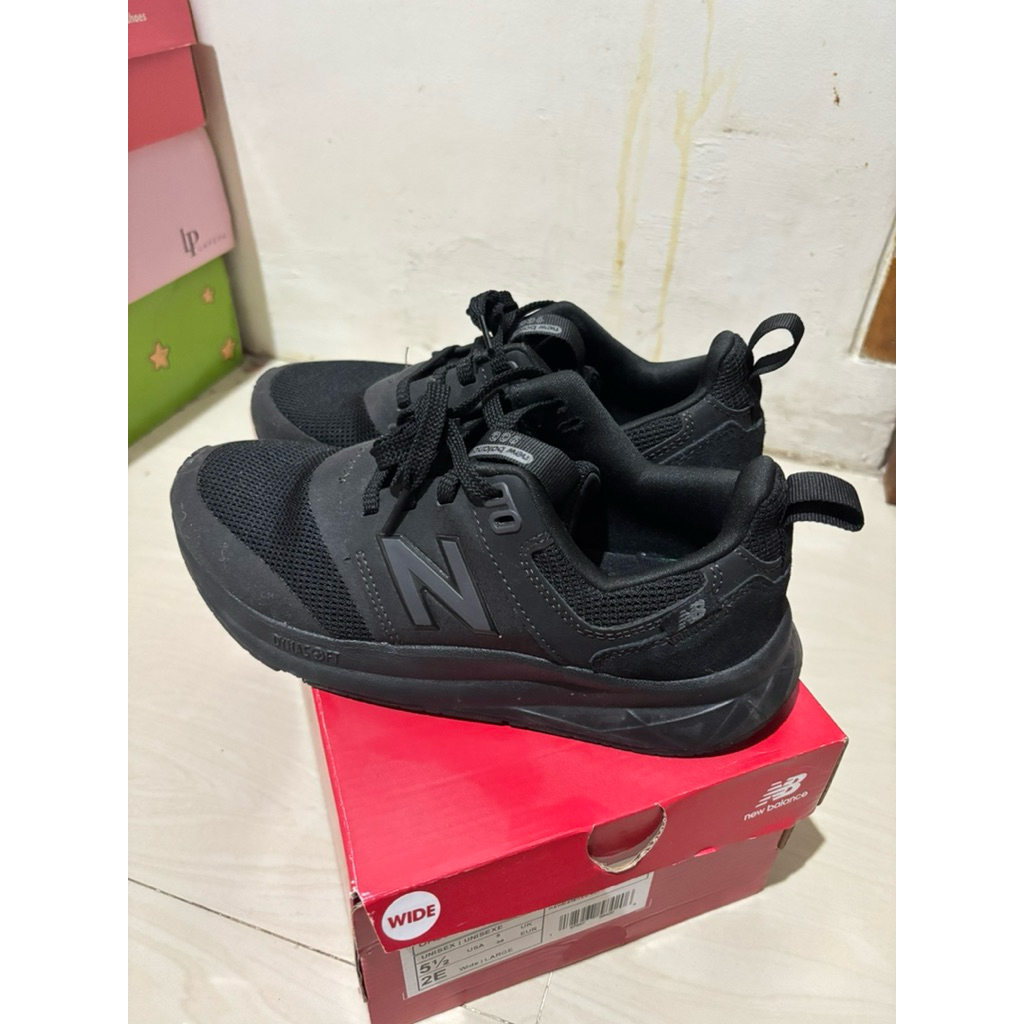 PRELOVED Sepatu New Balance UA900