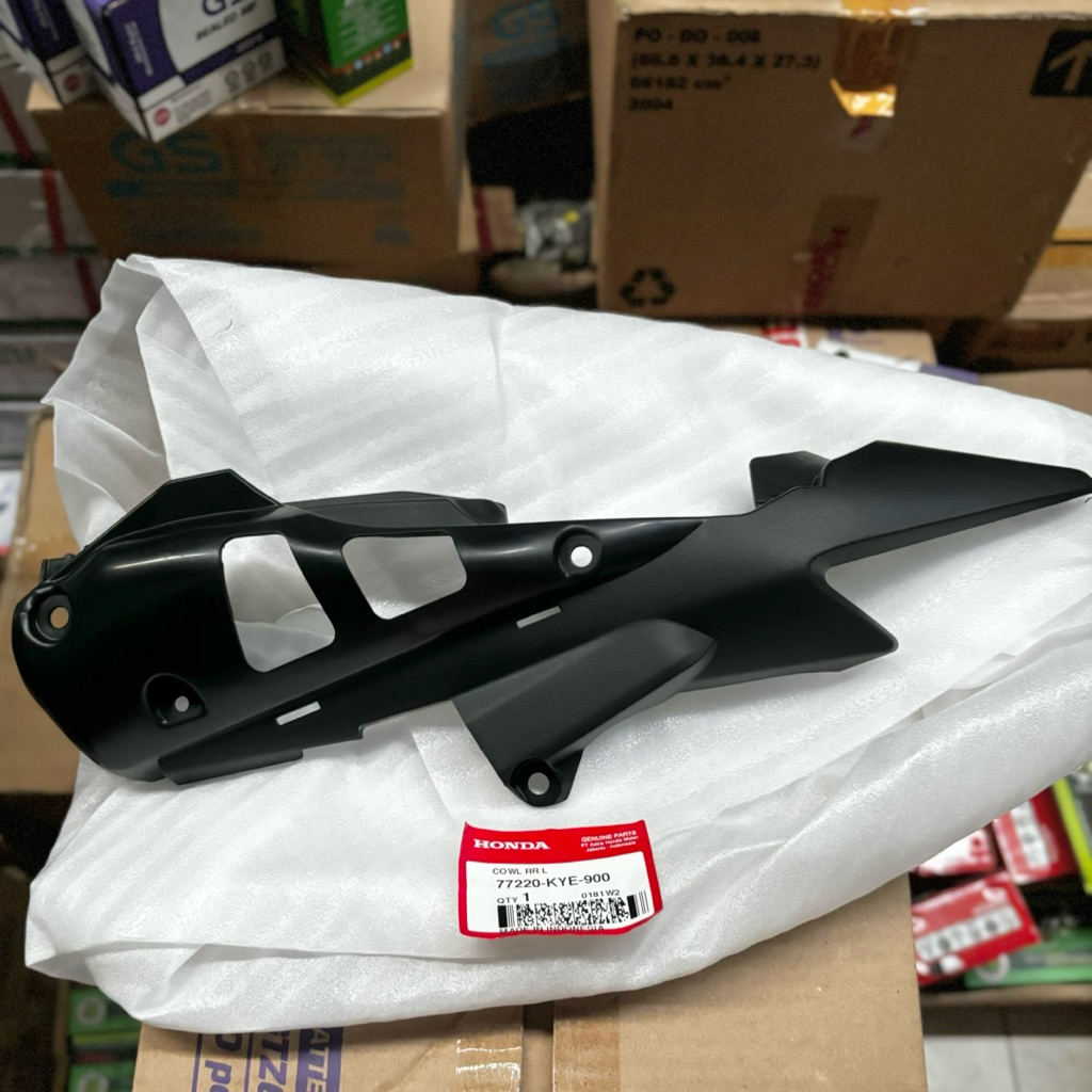 77220 KYE 900 COWL RR L Cover body dalam KIRI Honda Megapro monoshock original Honda