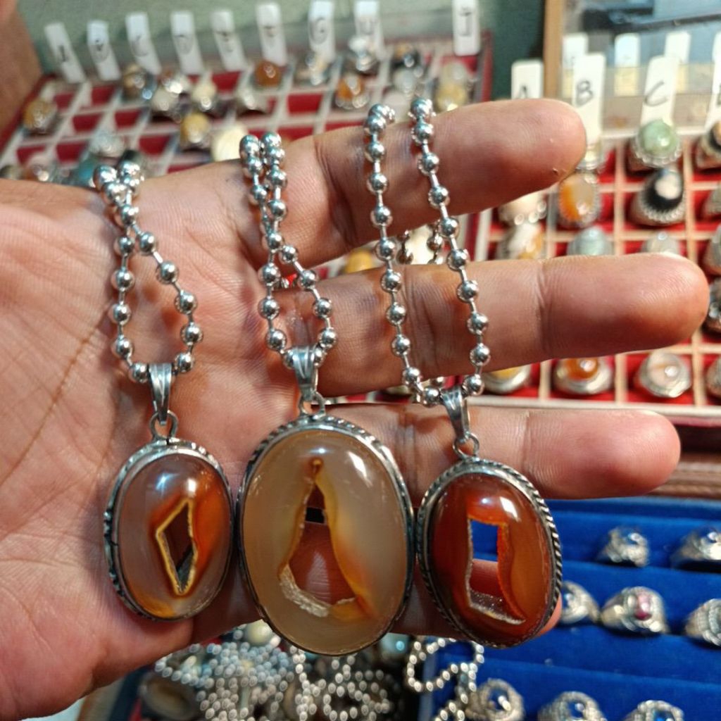 Liontin combong Natural alam