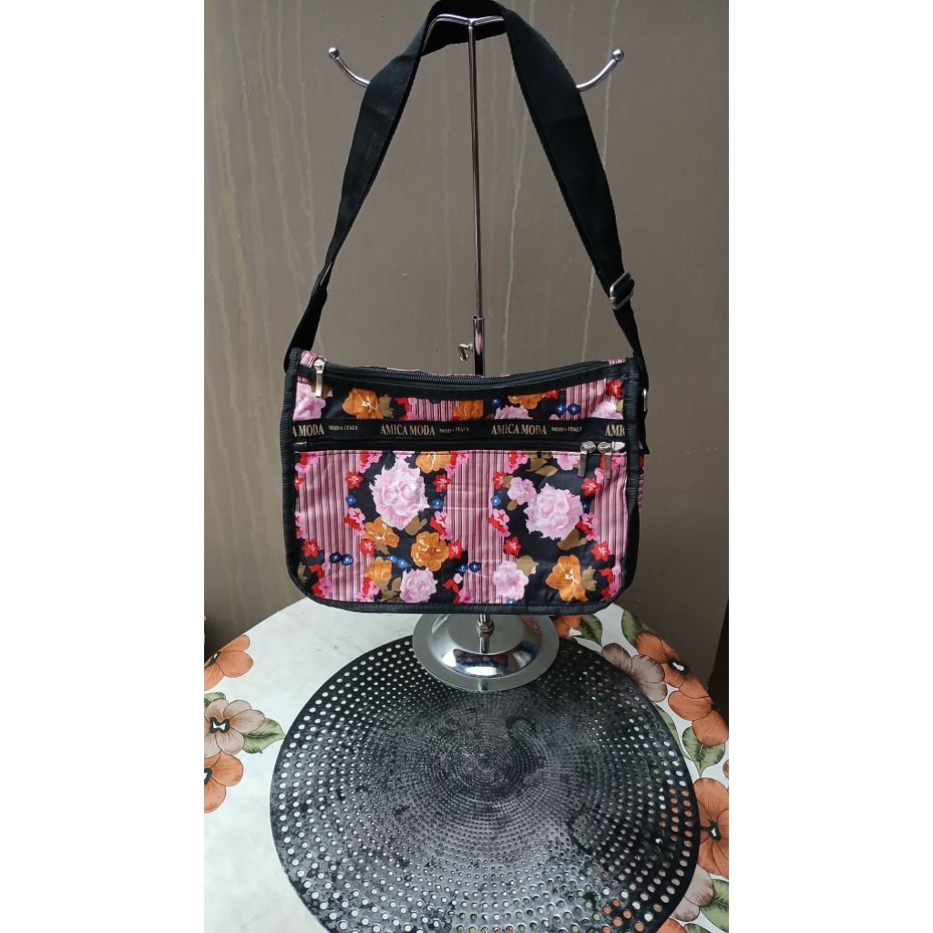 Tas selempang banyak ruang