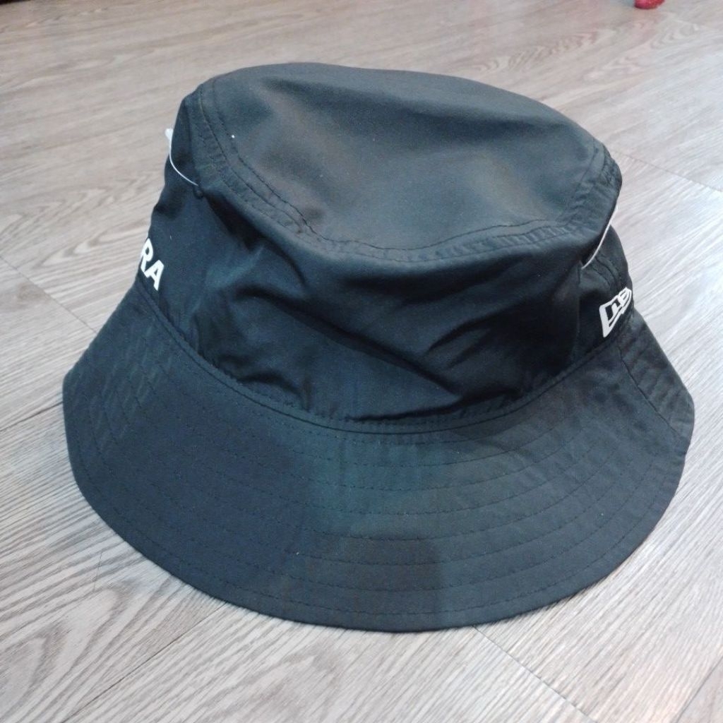 TOPI NEW ERA BUCKET HAT