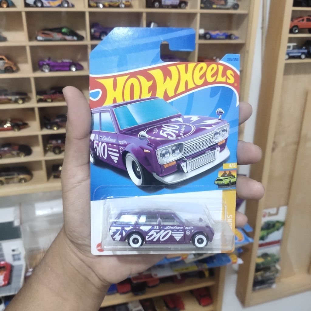 Hotwheels Datsun Bluebird Wagon Ungu Mainan Anak