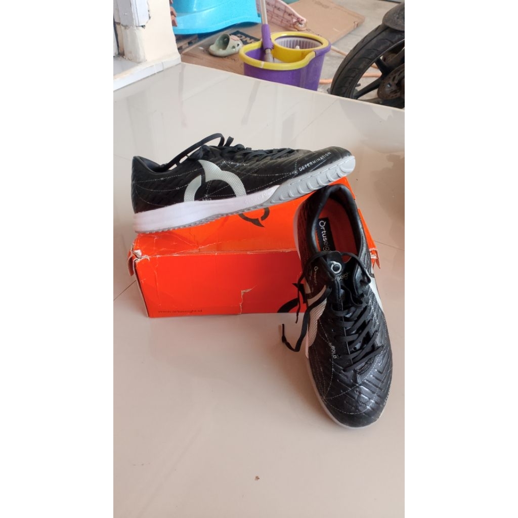 sepatu futsal second 42