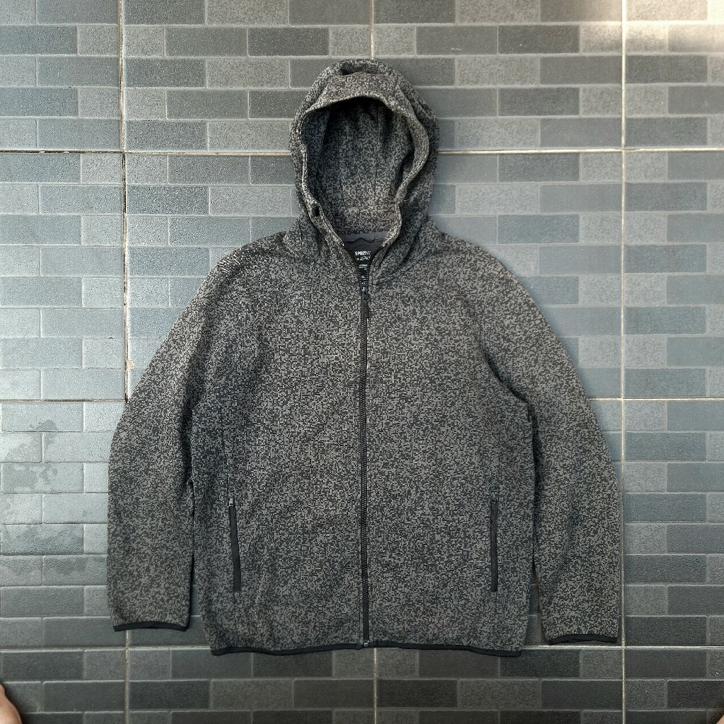 [Rare] UNIQLO x SPRZNY MoMA 18' Sport Active Zipper – Digital Camo Black Grey (AoP) | Uniqlo Softshe