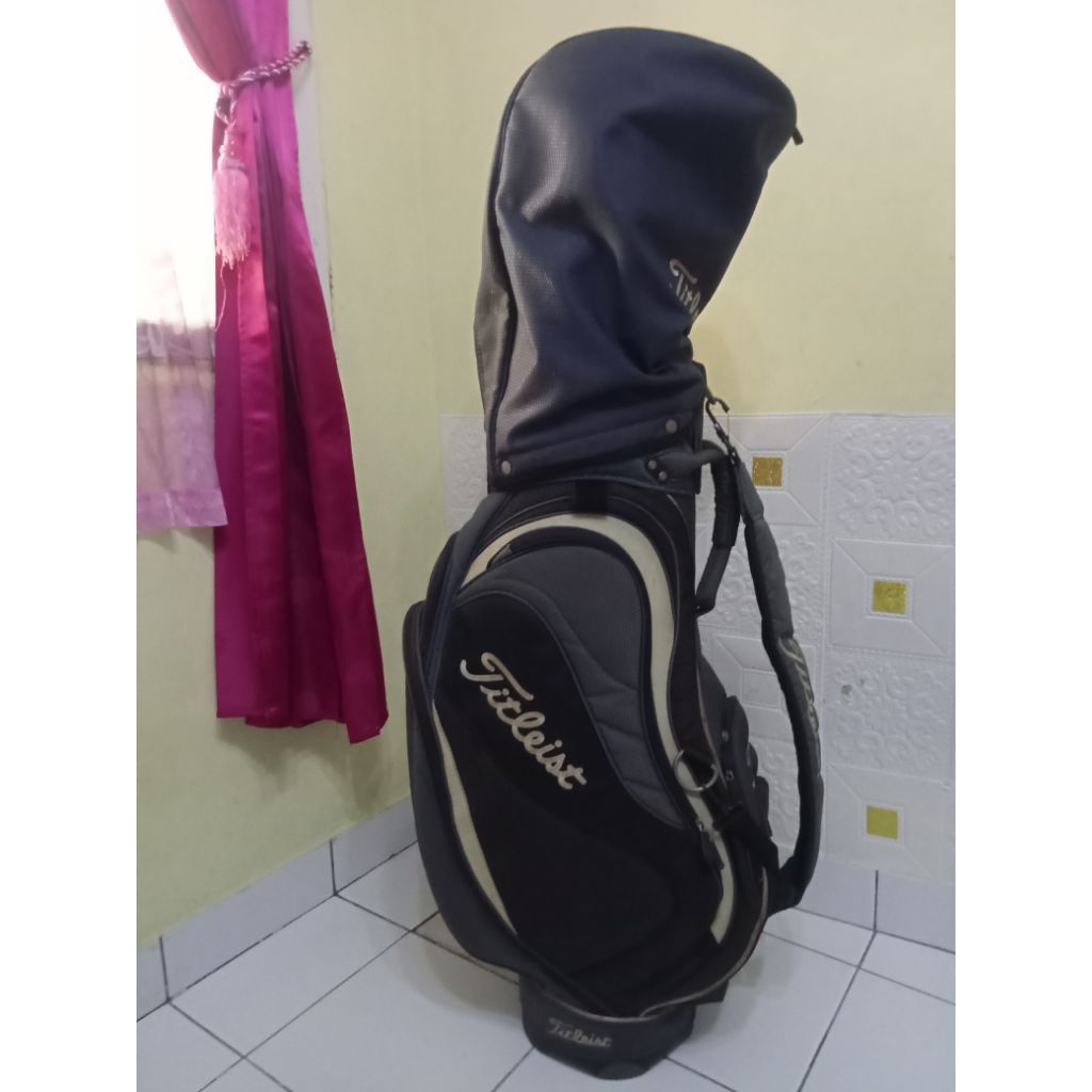 Satu set stik golf plus tasnya