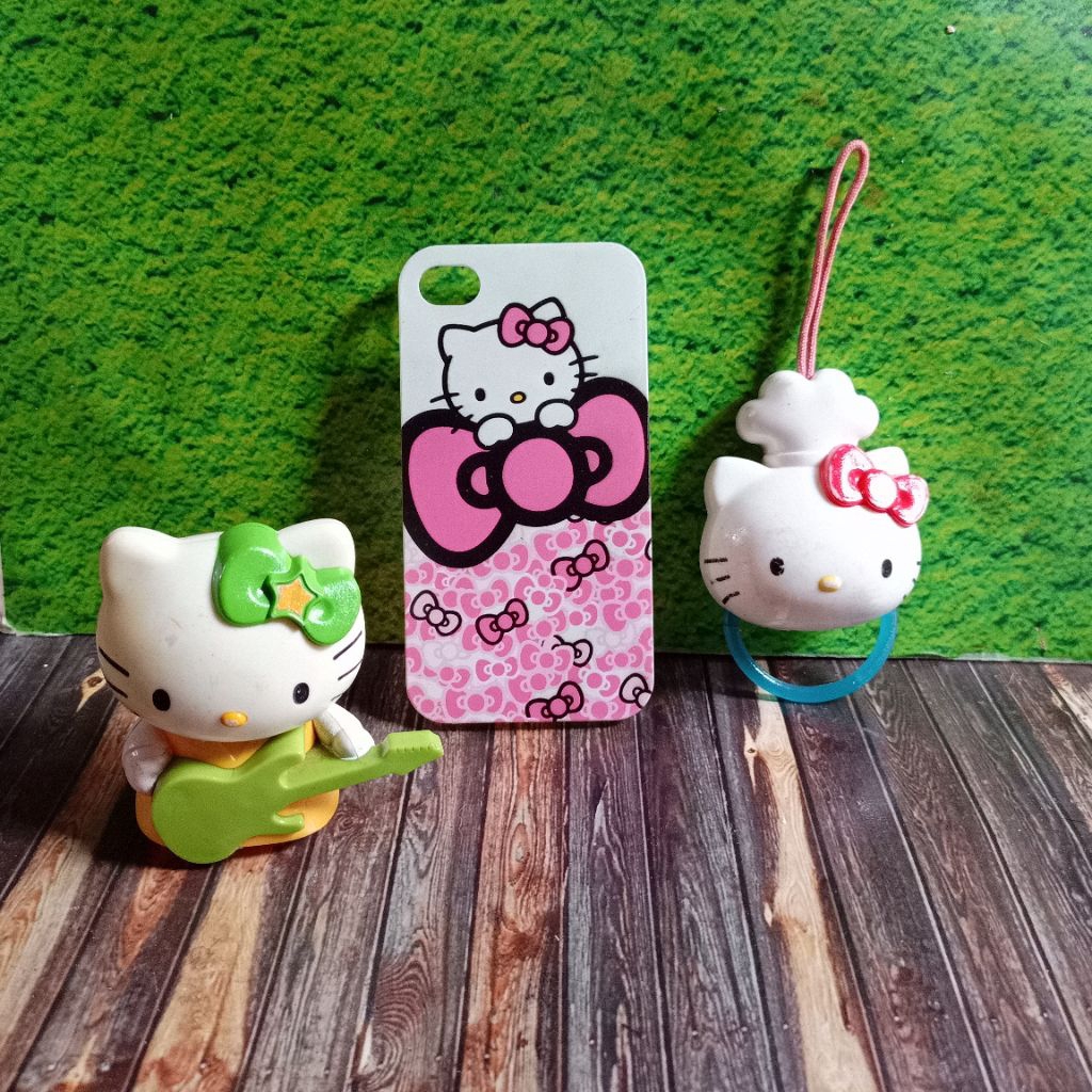 Paket Hemat Serba Hello Kitty - Figure Gitar & Gantungan Kunci Lucu (Bonus Casing HP Jadul)