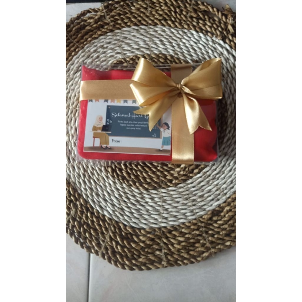 Kado Hari Guru Kerudung segiempat kemas cantik (warna random)