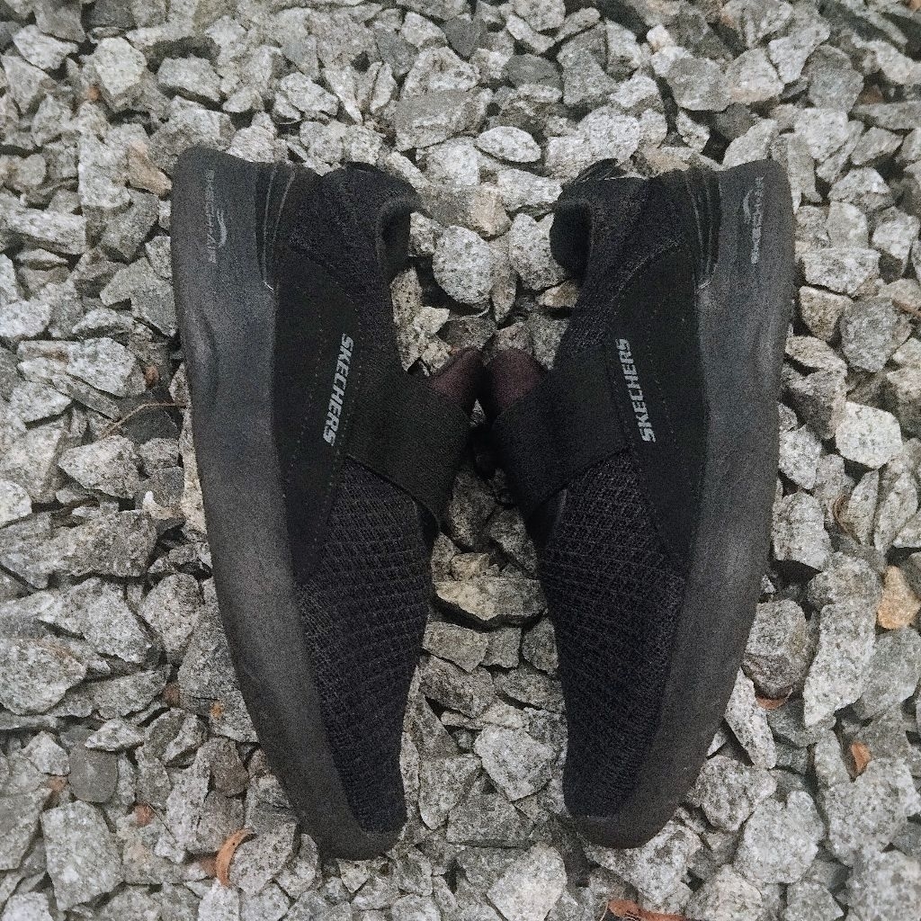 sepatu sekolah anak perempuan warna hitam Skechers slip on