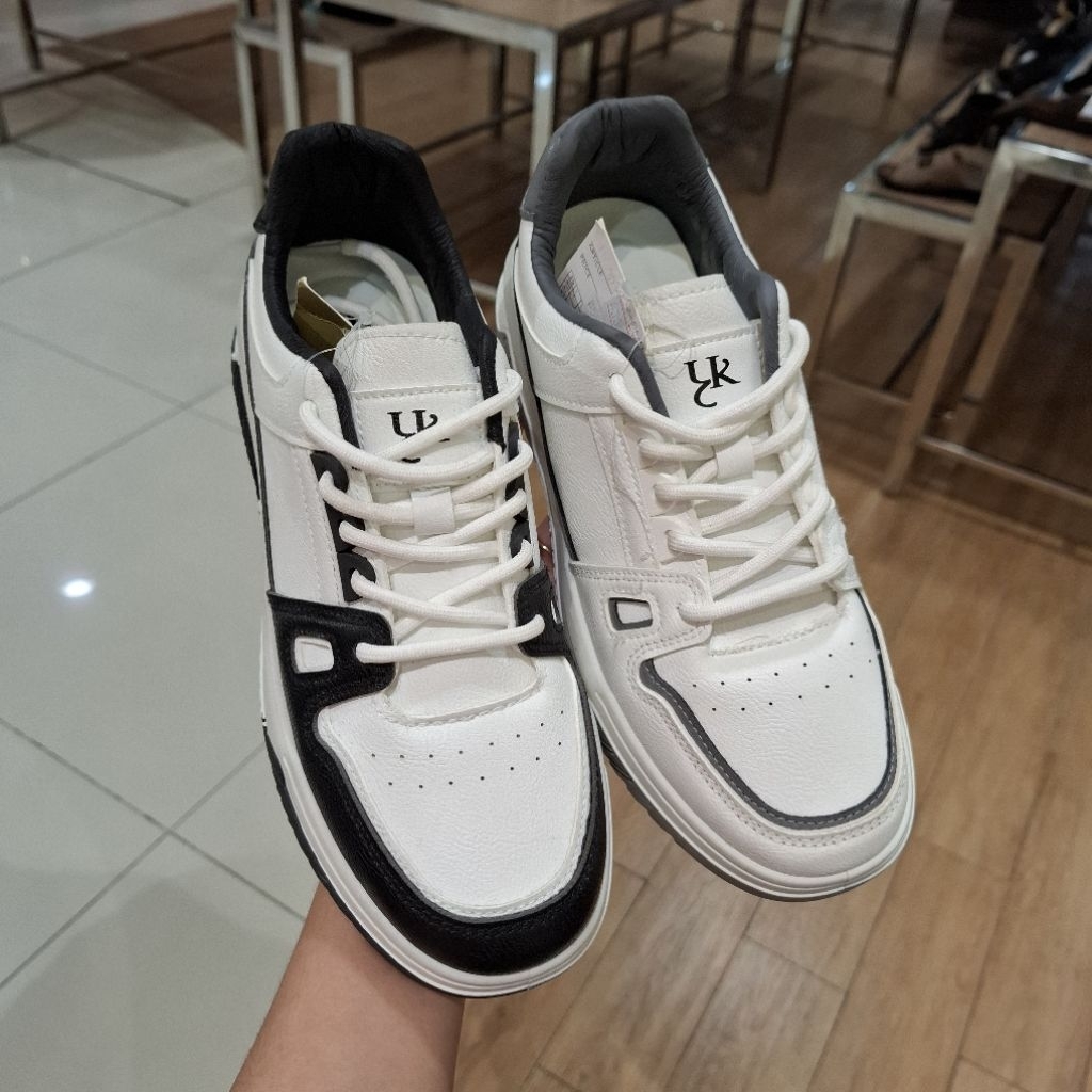 Sepatu Sneakers Pria Empuk dan Ringan Brand Yongki Komaladi ORI