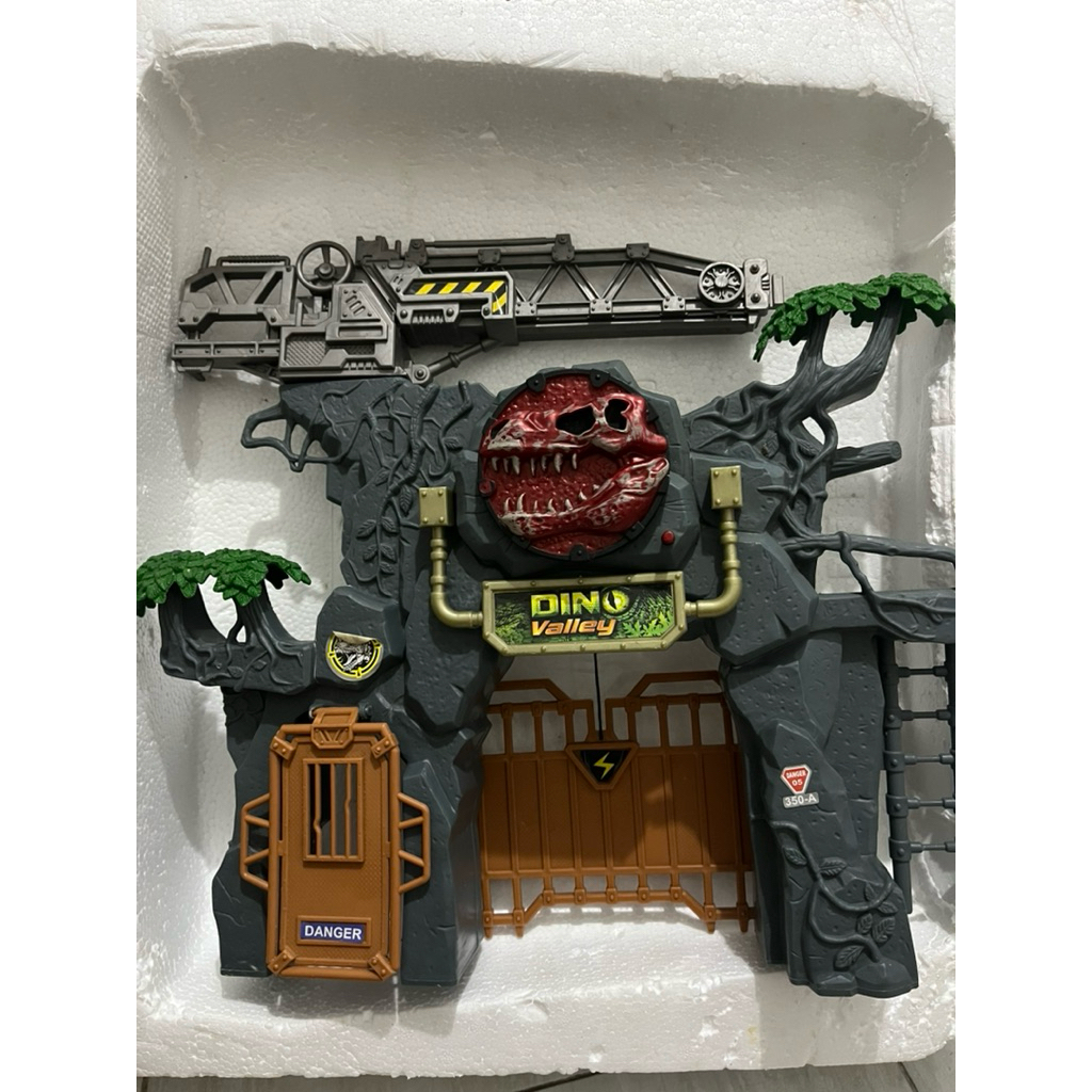 DIORAMA PERMAINAN CHAPMEI DINOSAURUS