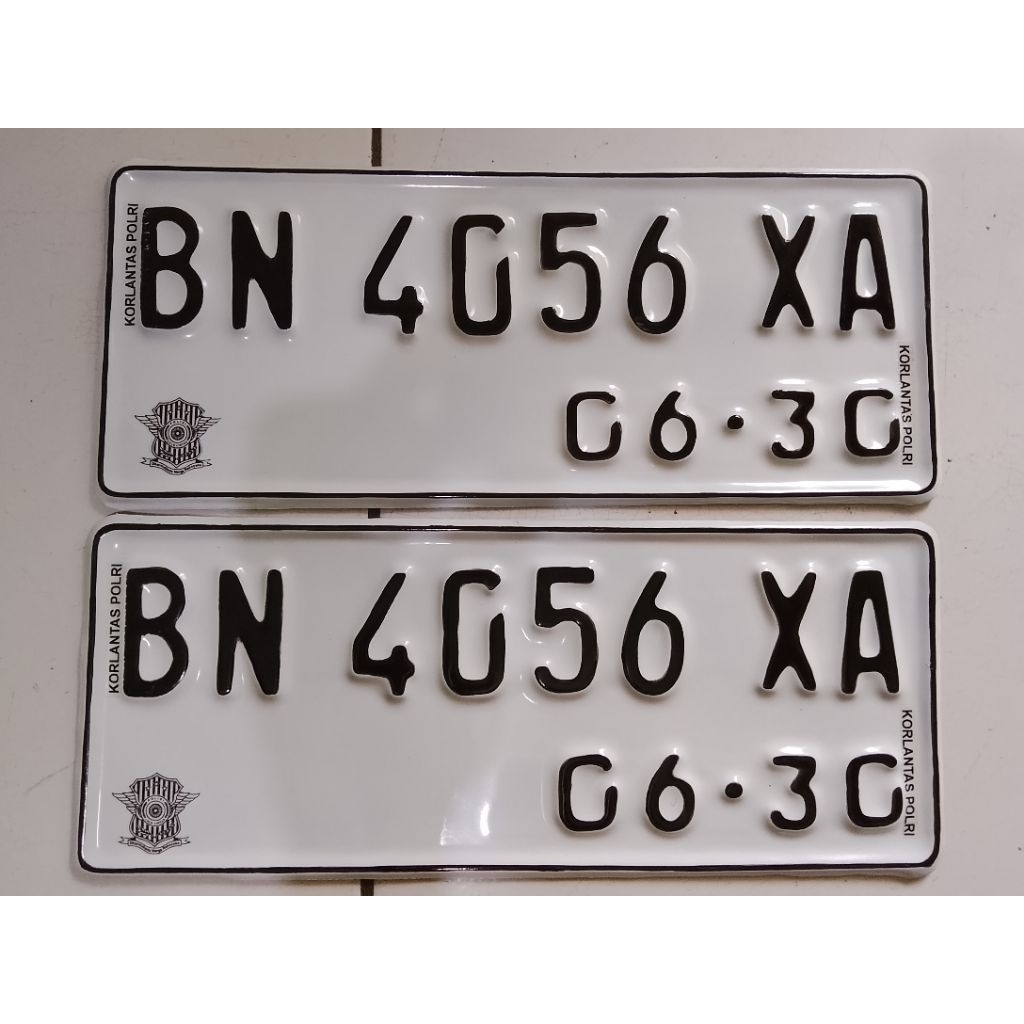 sepasang plat font baru putih motor