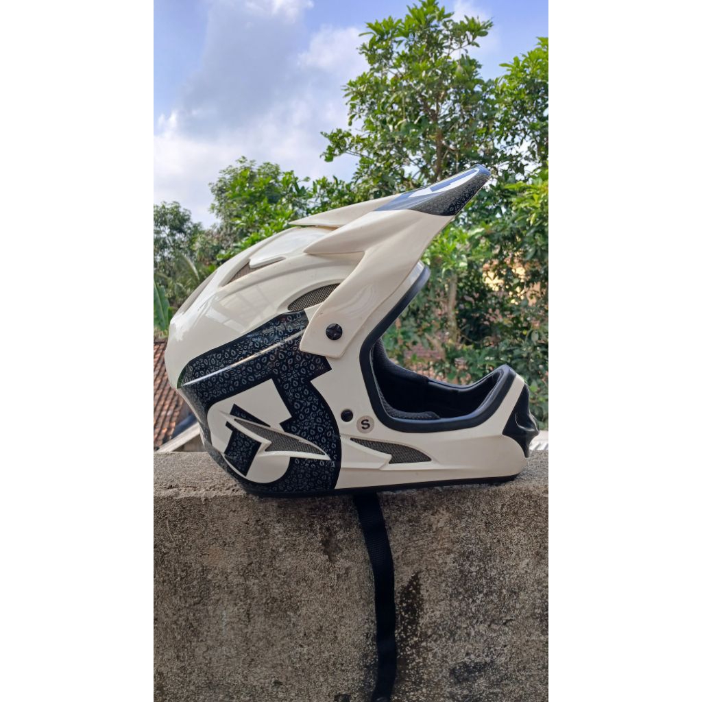 helm sepeda full face