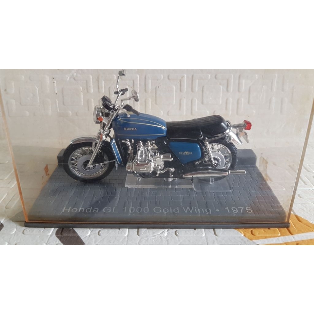 MINIATUR DIECAST HOTWHEELS MOTOR SKALA 1 : 24 HONDA GL 1000 GOLD WING TAHUN 1975