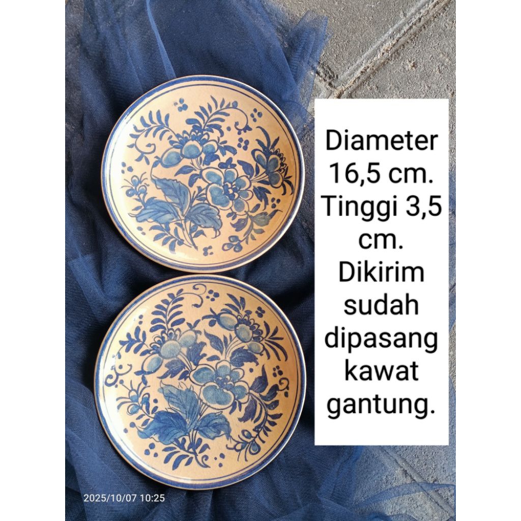 2 buah piring keramik lukis biru putih untuk dekorasi hiasan dinding