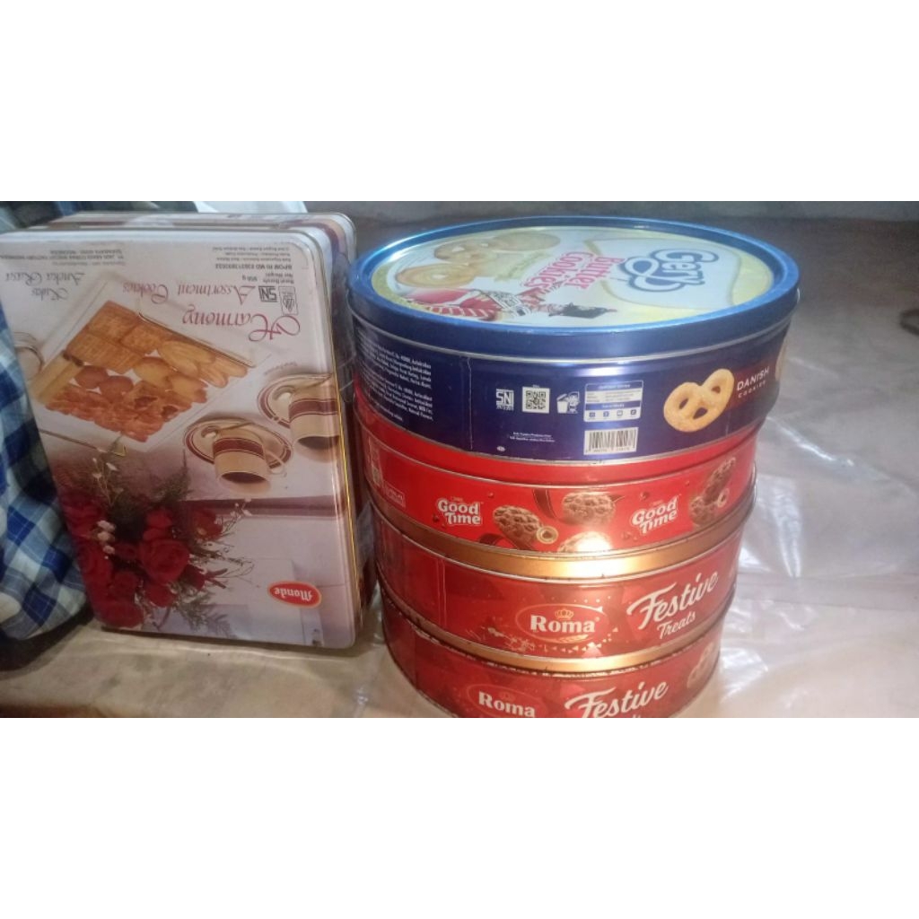 kaleng bekas biskuit monde bukat dan kotak
