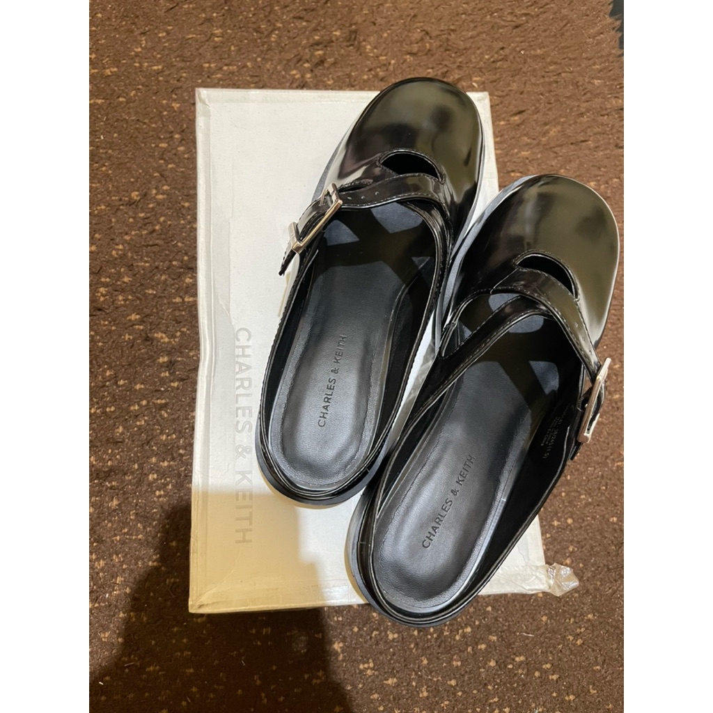 PRELOVED SEPATU SANDAL CHARLES AND KEITH