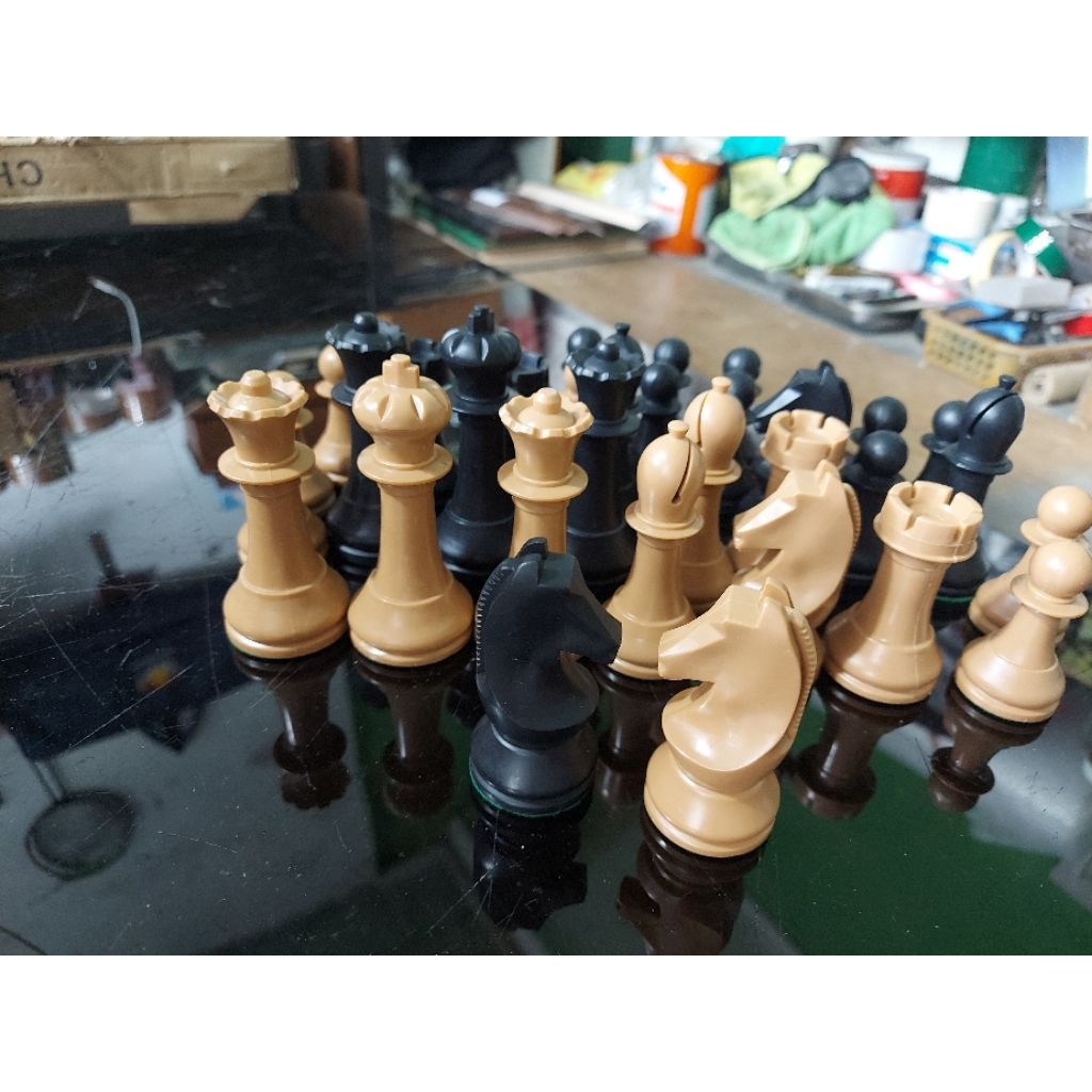 Buah catur plastik premium ukuran turnamen.Buah catur saja.