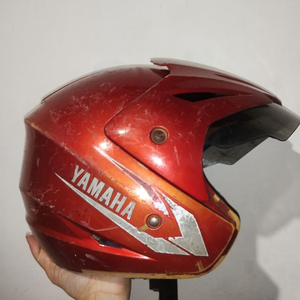 HELM BEKAS MOTOR YAMAHA WARNA MERAH MINUS LECET ADA RETAKAN SUDAH DILEM KARET PINGGIRAN LEPAS. HELEM