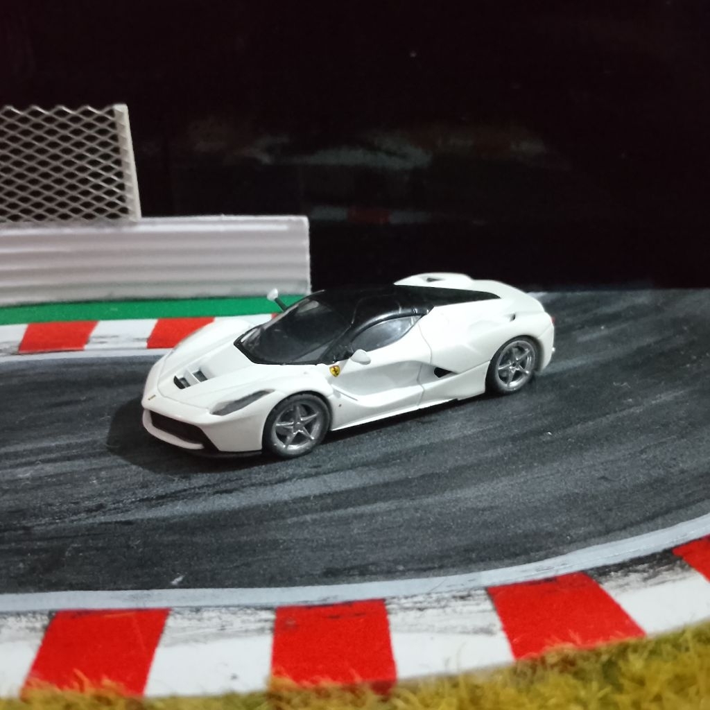 Kyosho laferrari putih unsealed