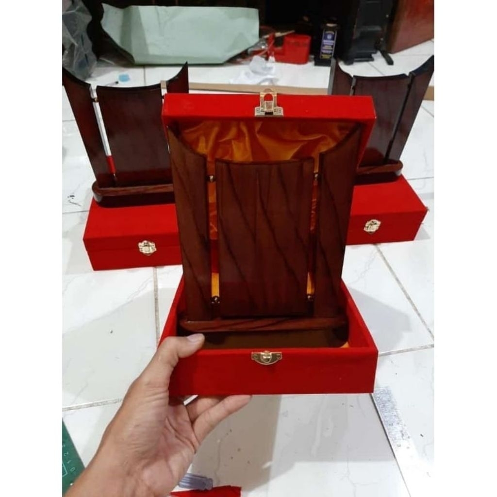 BOX PLAKAT KAYU,VANDEL KAYU INCLUB BOX,PLAKAT MURAH, WISUDA KAMPUS, PLAKAT AKRILIK, SOUVENIR,, PLAKA