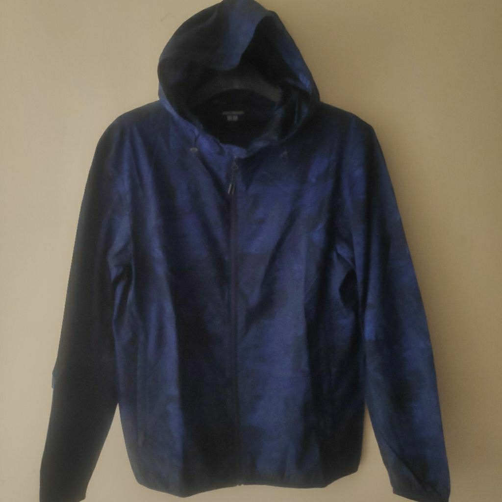 JACKET OUTDOOR RUNNING UN1QLOO X MEGURU YAMAGUCHI LIGHT WEIGHT MOTIF BLUE POCKETABLE