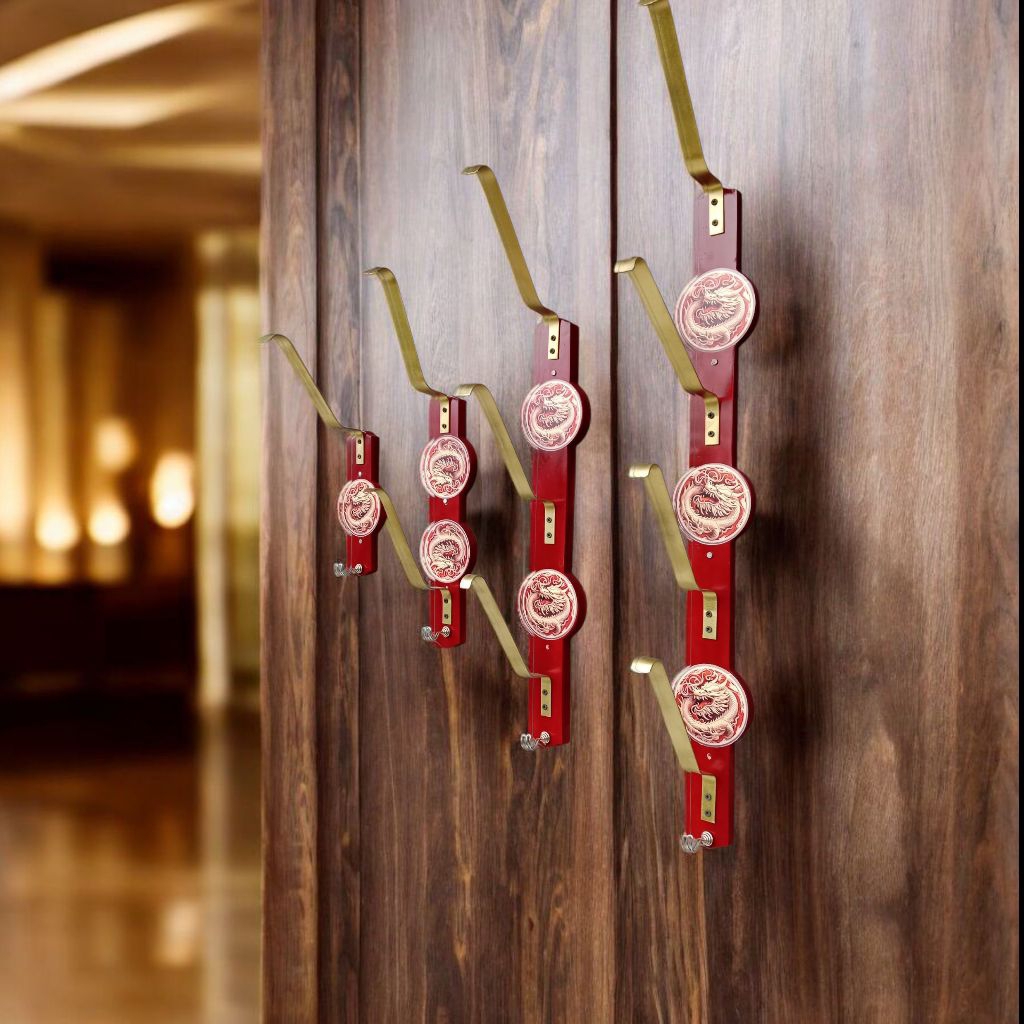 rak gantungan helm . gantungan helm kayu susun dinding model terbaru