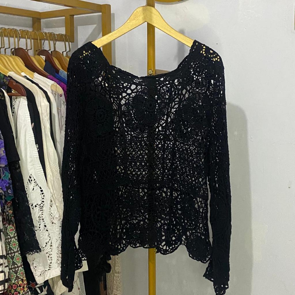 Outer Rajut Crochet Hitam – Cardigan Motif Bunga Bohemian Vintage Aesthetic
