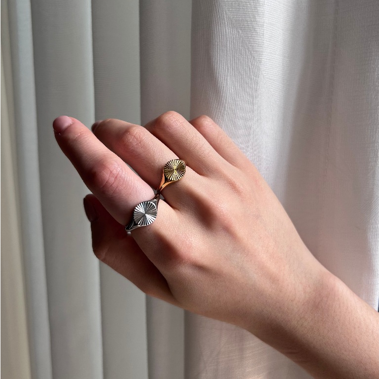 Lumina Signet Ring - 18K Gold Plated Stainless Steel Classic Ring (Cincin Anti Karat)