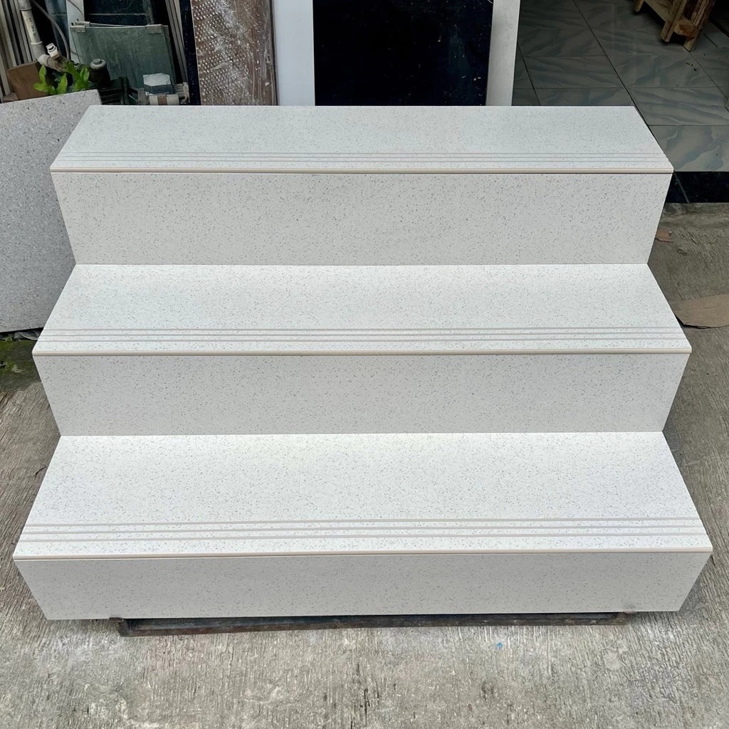 GRANIT TANGGA STEPNOSING MATT MOTIF BINTIK
