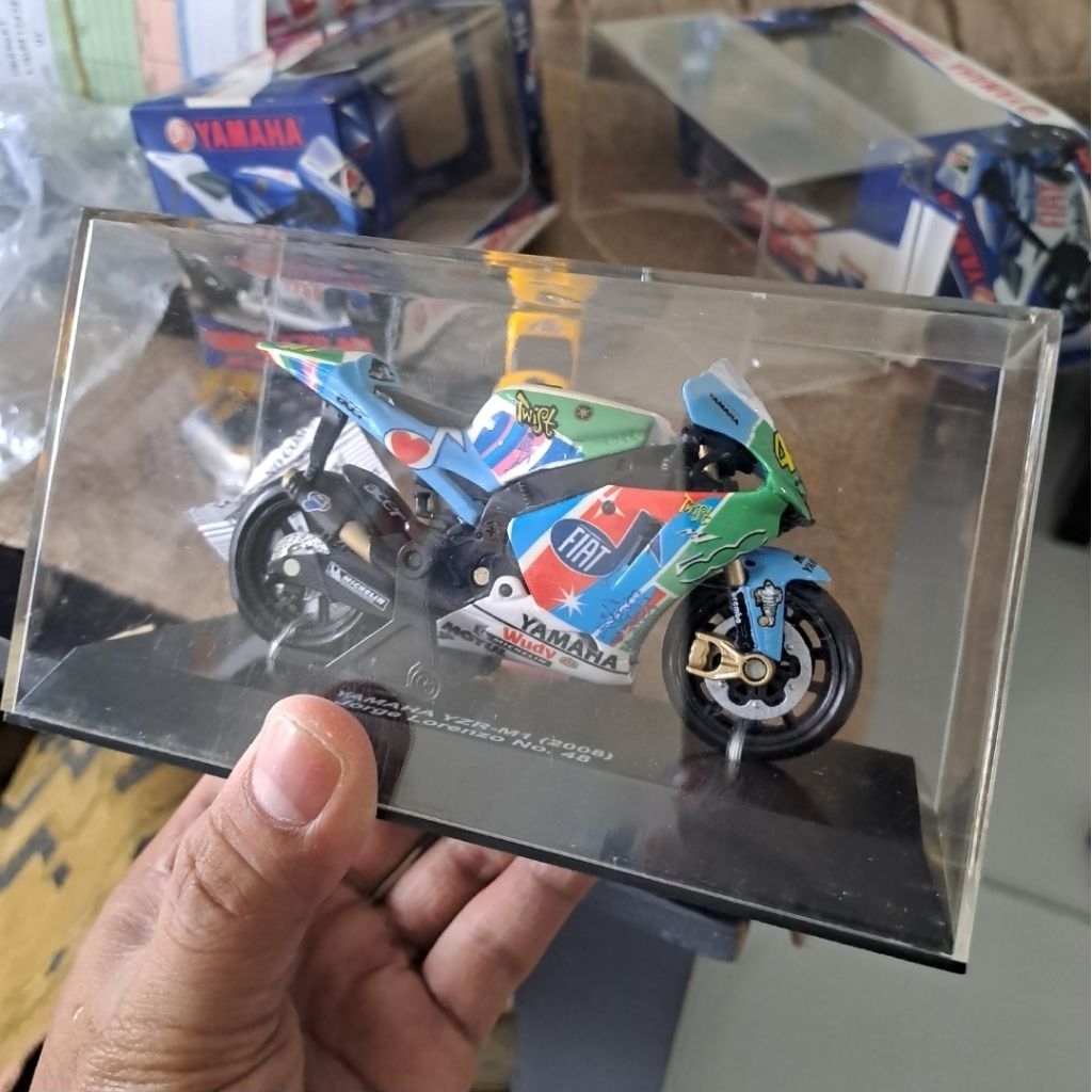 Miniatur Valentino Rossi Rainbow 2007 Skala 18 Diecast MotoGP #fixti