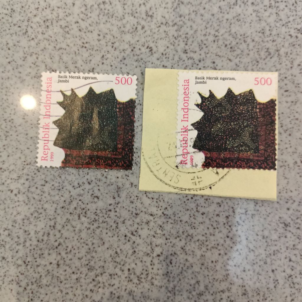 2 biji Perangko Indonesia used seri Batik Merak Ngeram Jambi tahun 1999 senilai 500 rupiah