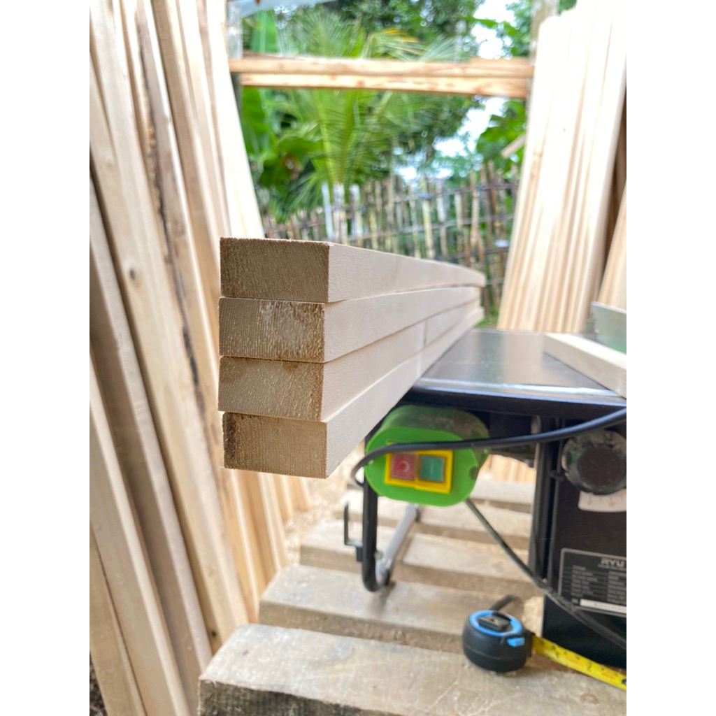 kayu reng 2x4 panjang 2meter sudah di serut halus