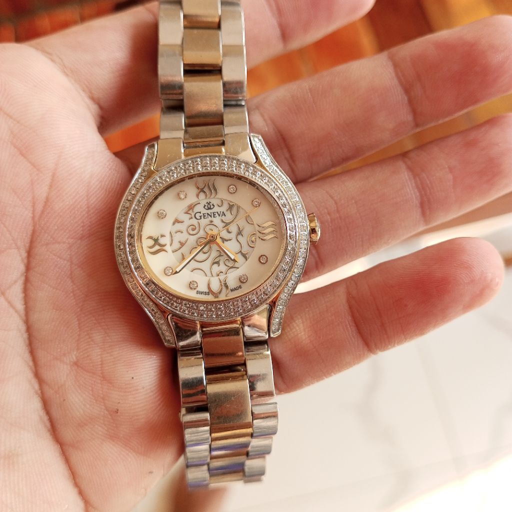 Jam tangan berlian Swiss