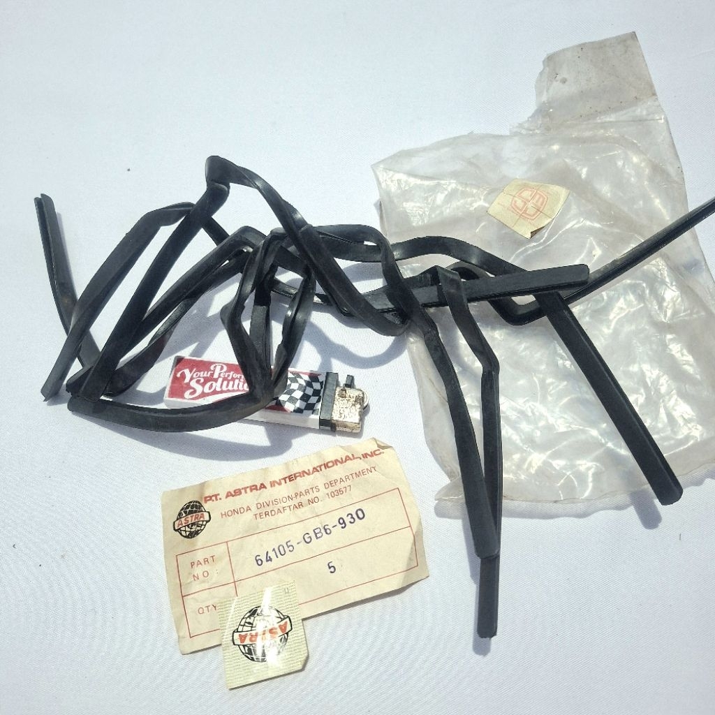 karet winshield visor HONDA ASTREA800 ASTREA 800 FAME NOS Original 64105-GB6-930