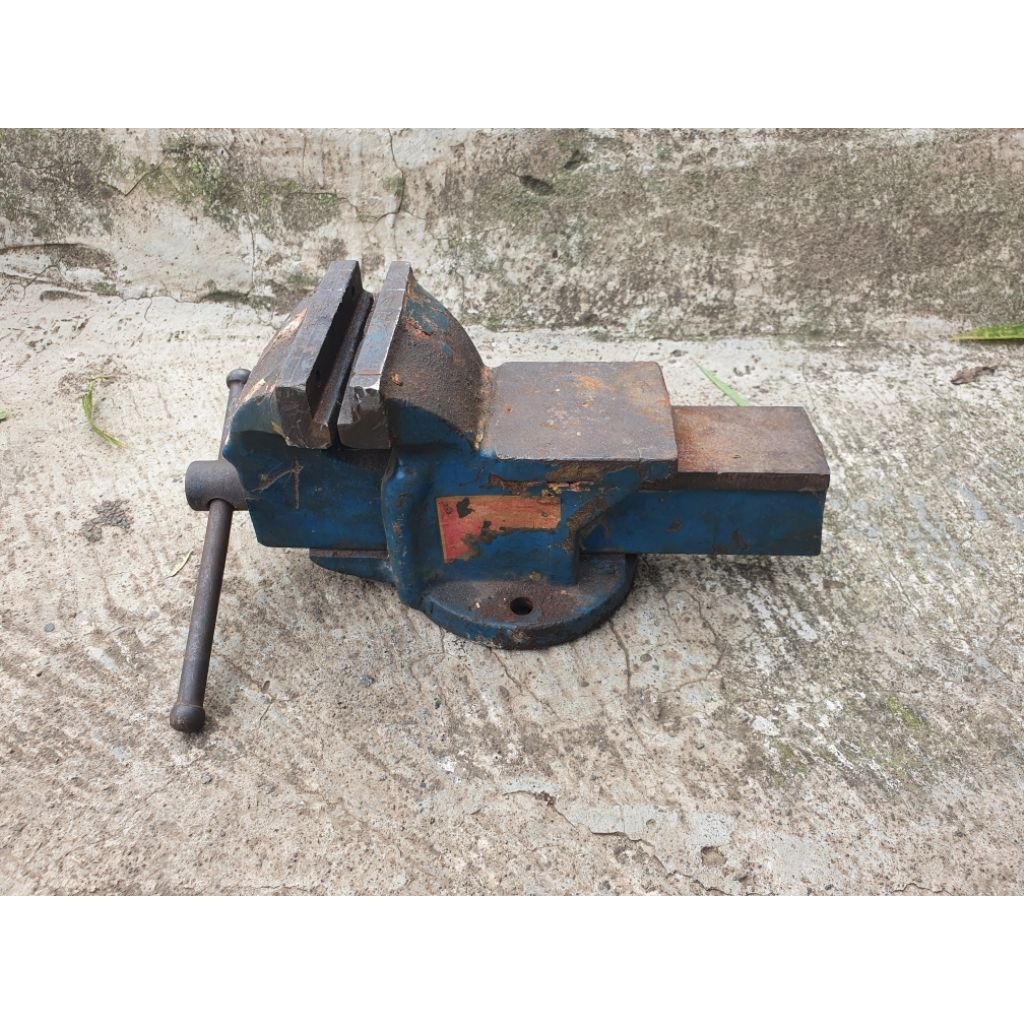 Ragum Tanggem Alat Penjepit Lawas Kuno