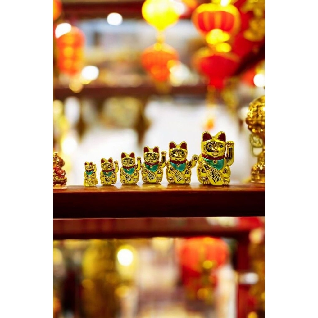 patung kucing maneki neko ,kucing hoki ,bahan plastik emas kucing pembawa rezeki