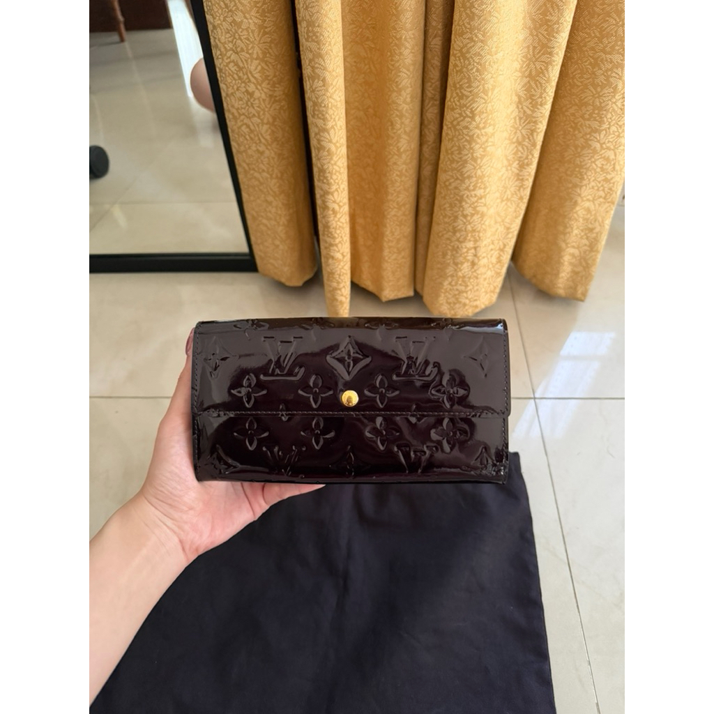 LV MONOGRAM VERNIS SARAH WALLET IN BURGUNDY GHW 2008
