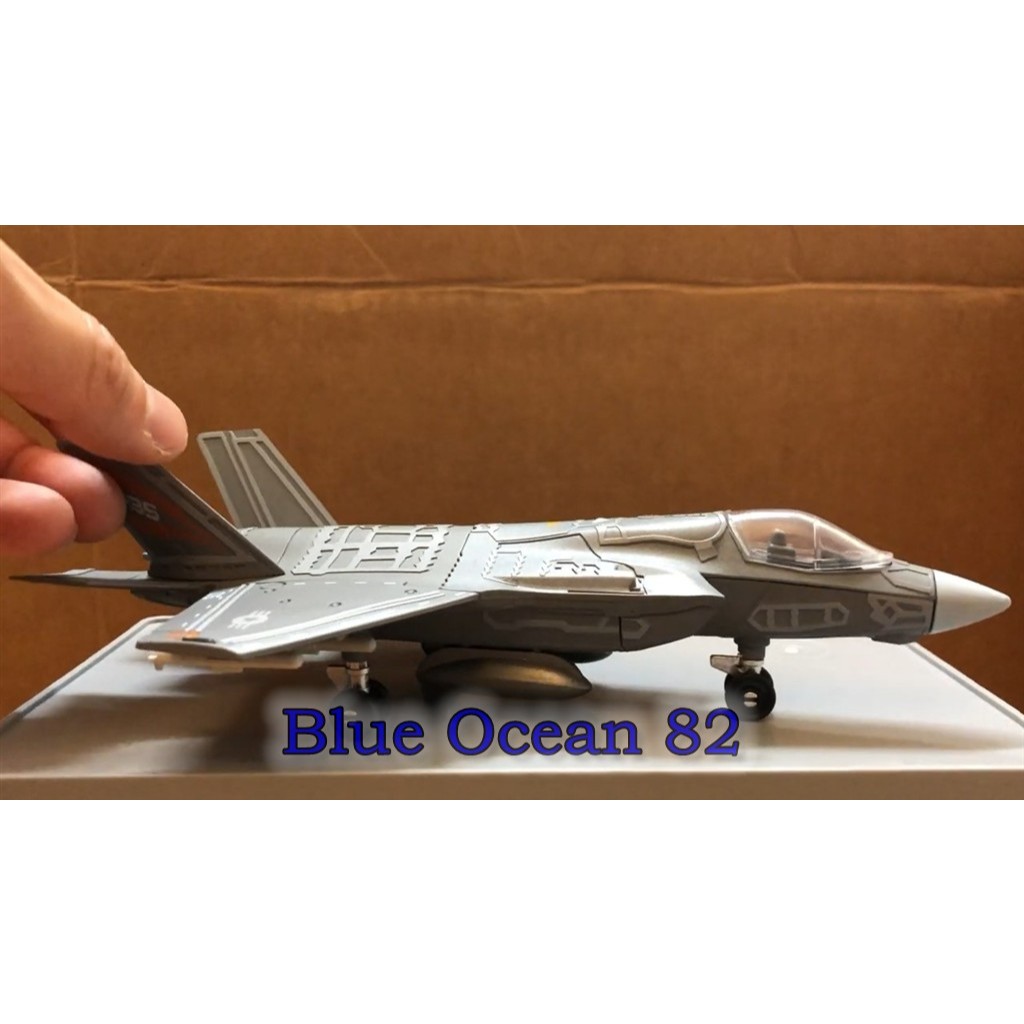 Block Model DIY 1/100 US F-22 Stealth Fighter Aircraft + Stand Keren - Mainan Miniatur Pesawat Milit