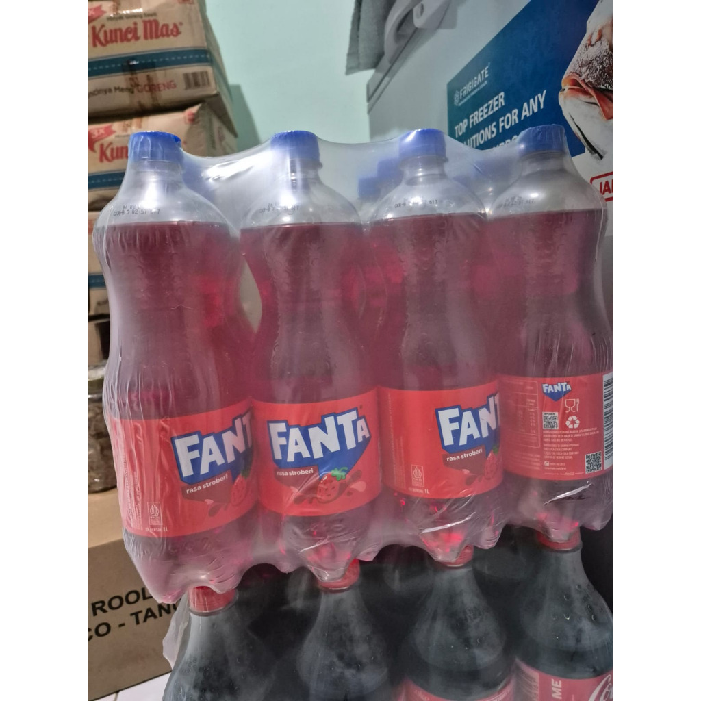 Fanta Minuman Soda Strawberry 1 Liter