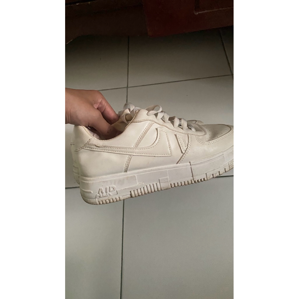 preloved sepatu putih pvn