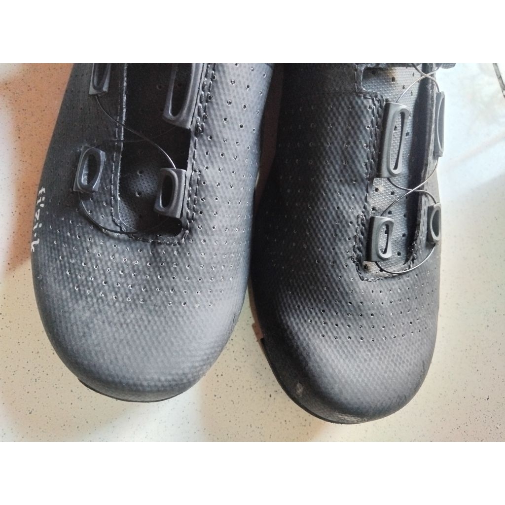Sepatu cleat roadbuke Fizik Tempo Decos CarbonBrand : FIZIKItem type : Road shoesItem name : Tempo D