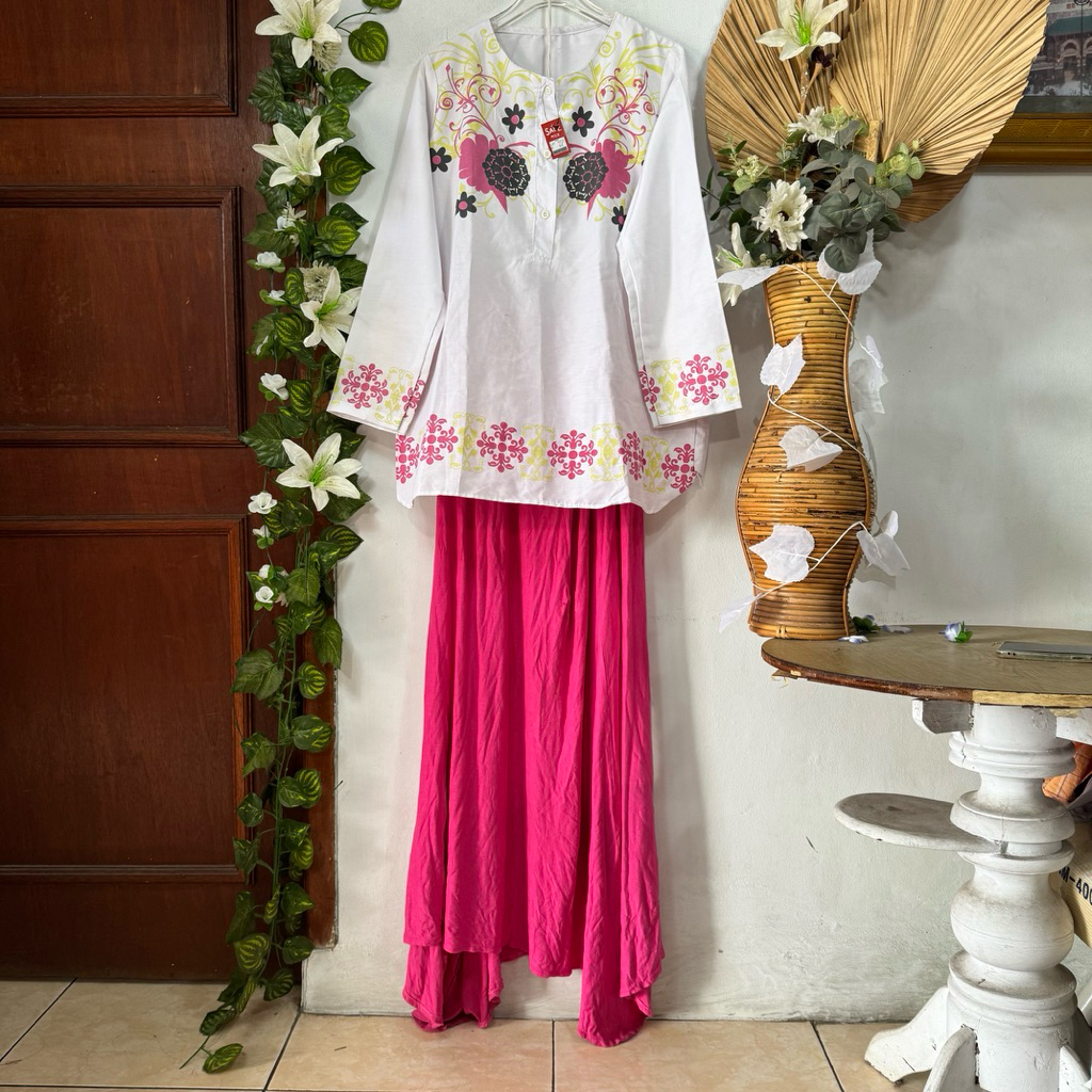 Set Blouse Putih Rok Fuschia