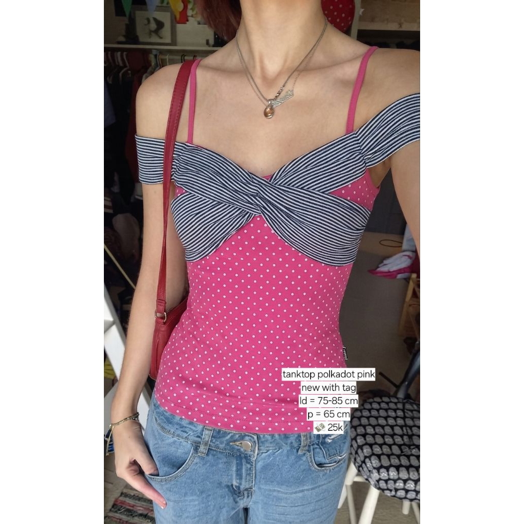 Tanktop off shoulder polkadot pink y2k 2000s outfit feminine vintage axes femme pantai