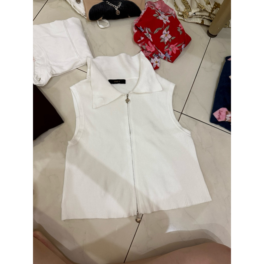 Polo collar sleeveless ribbed knit zip-up cropped vest (preloved)