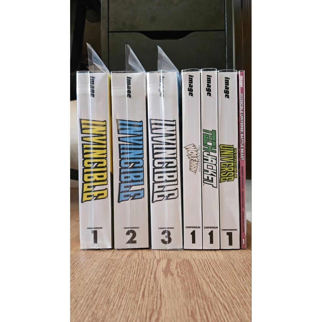 IMAGE COMICS Invincible World Compendium SET