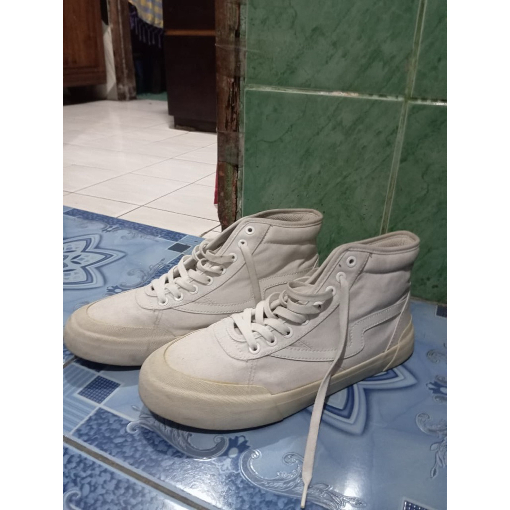 PRELOVED SEPATU PATROBAS HIGH